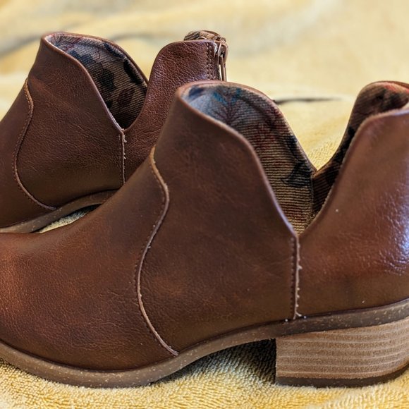 B. O. C. Women's Lucy Ankle Booties - Picture 9 of 11